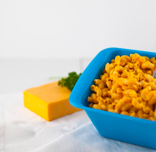 The blue rectangular cooker filled with mac &#x27;n&#x27; cheese