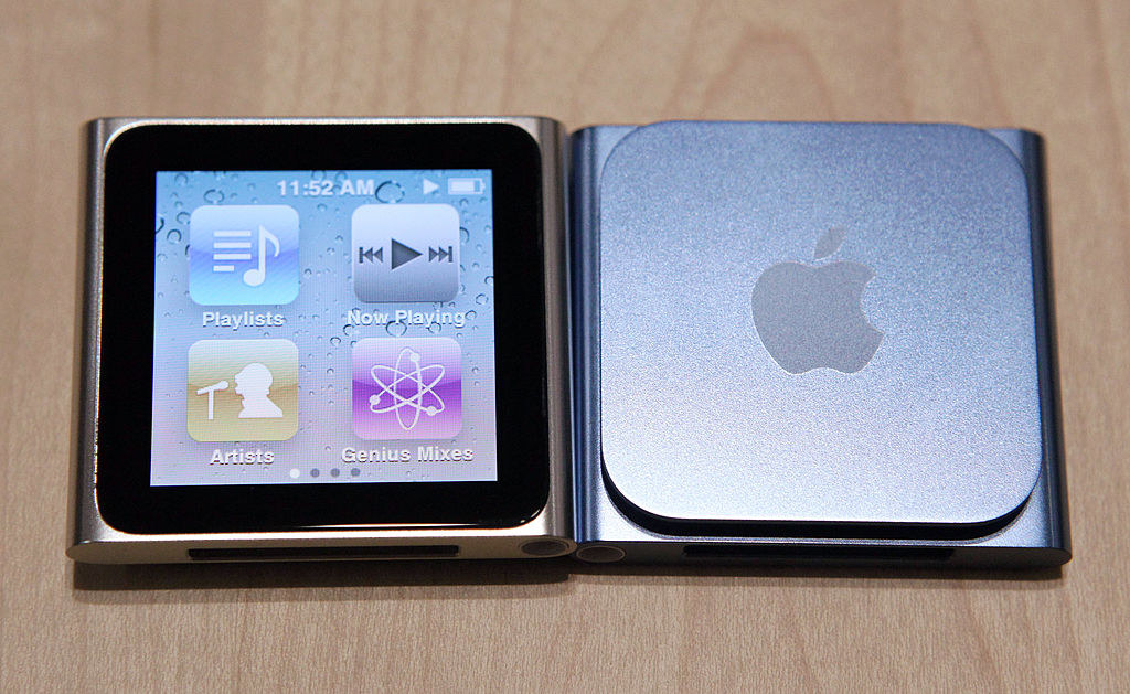 一个iPod Nano的特写镜头在木桌上