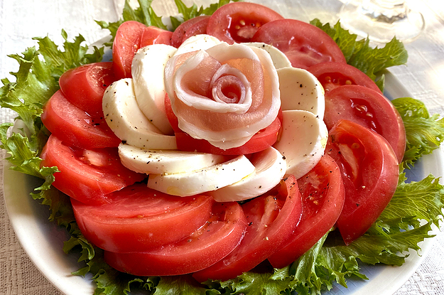 お花柄が最高に可愛い トマトサラダ の作り方