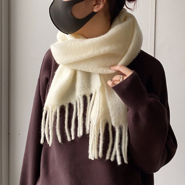 もこもこのボリューム感が可愛すぎ ユニクロ新作1500円マフラーがめっちゃ高見えします