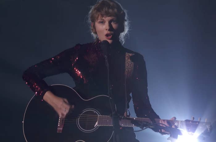 Taylor singing Betty at the ACMs