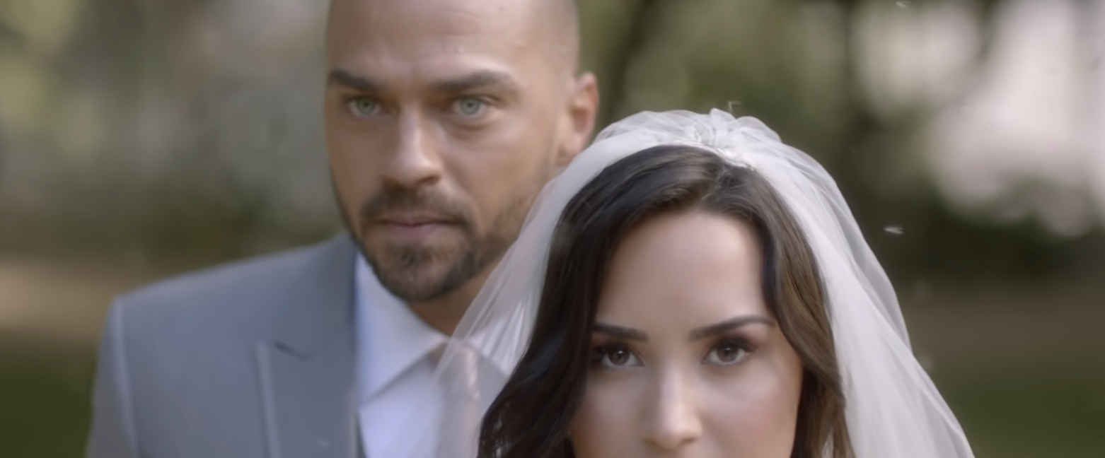 Jesse standing behind Demi on their wedding day. 