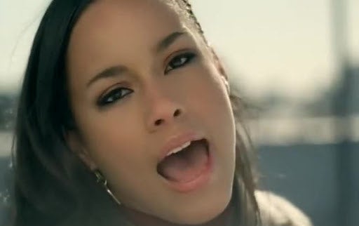Alicia Keys singing in &quot;If I Ain&#x27;t Got You&quot; music video