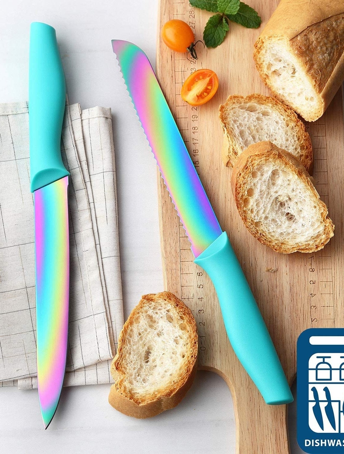 两个彩虹刀砧板绿松石处理和切片面包。