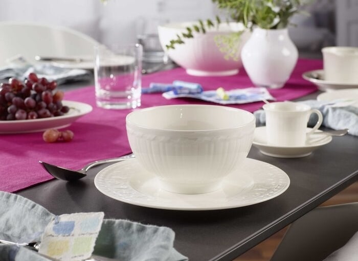 The white ceramic dish set