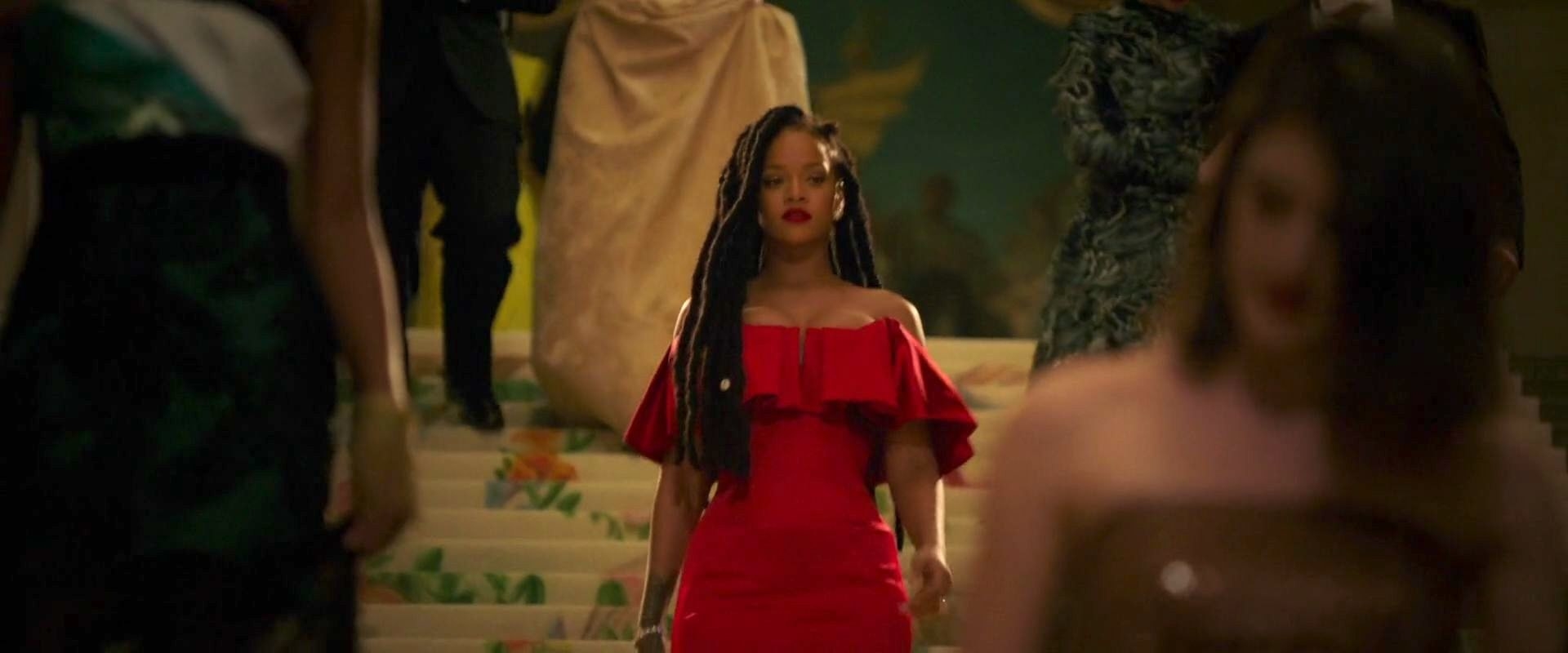 Rihanna walking down the stairs at the Met Gala in Ocean&#x27;s 8 