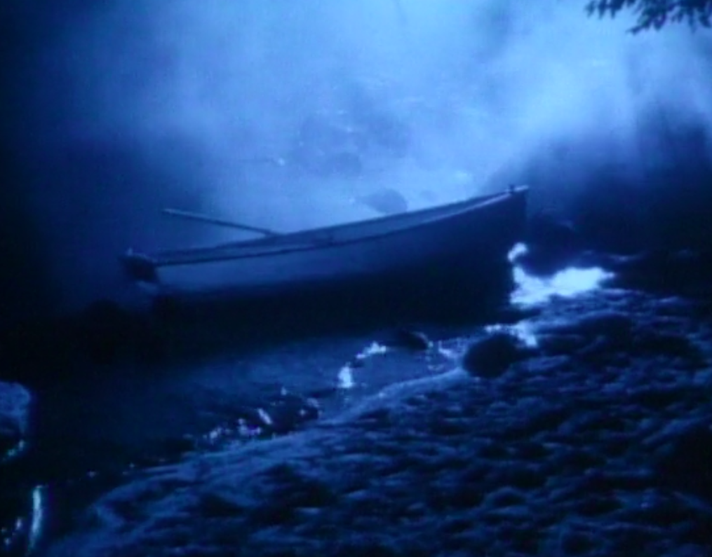 一排船,它周围有雾