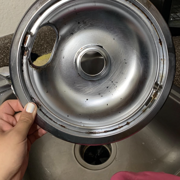 reviewer photo of same cookware top with minimal grime 