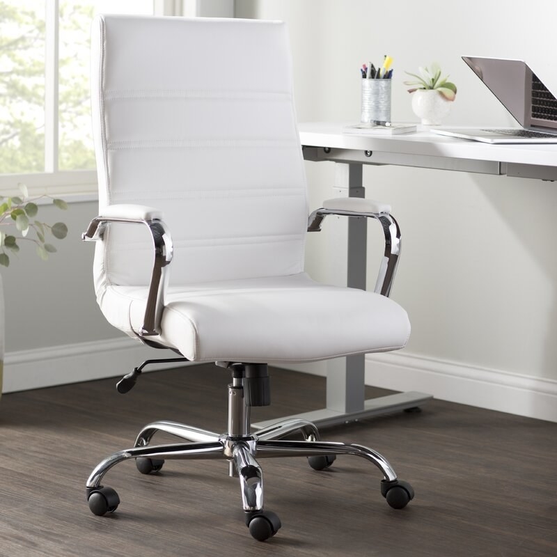 Swivel chair with a white upholstery