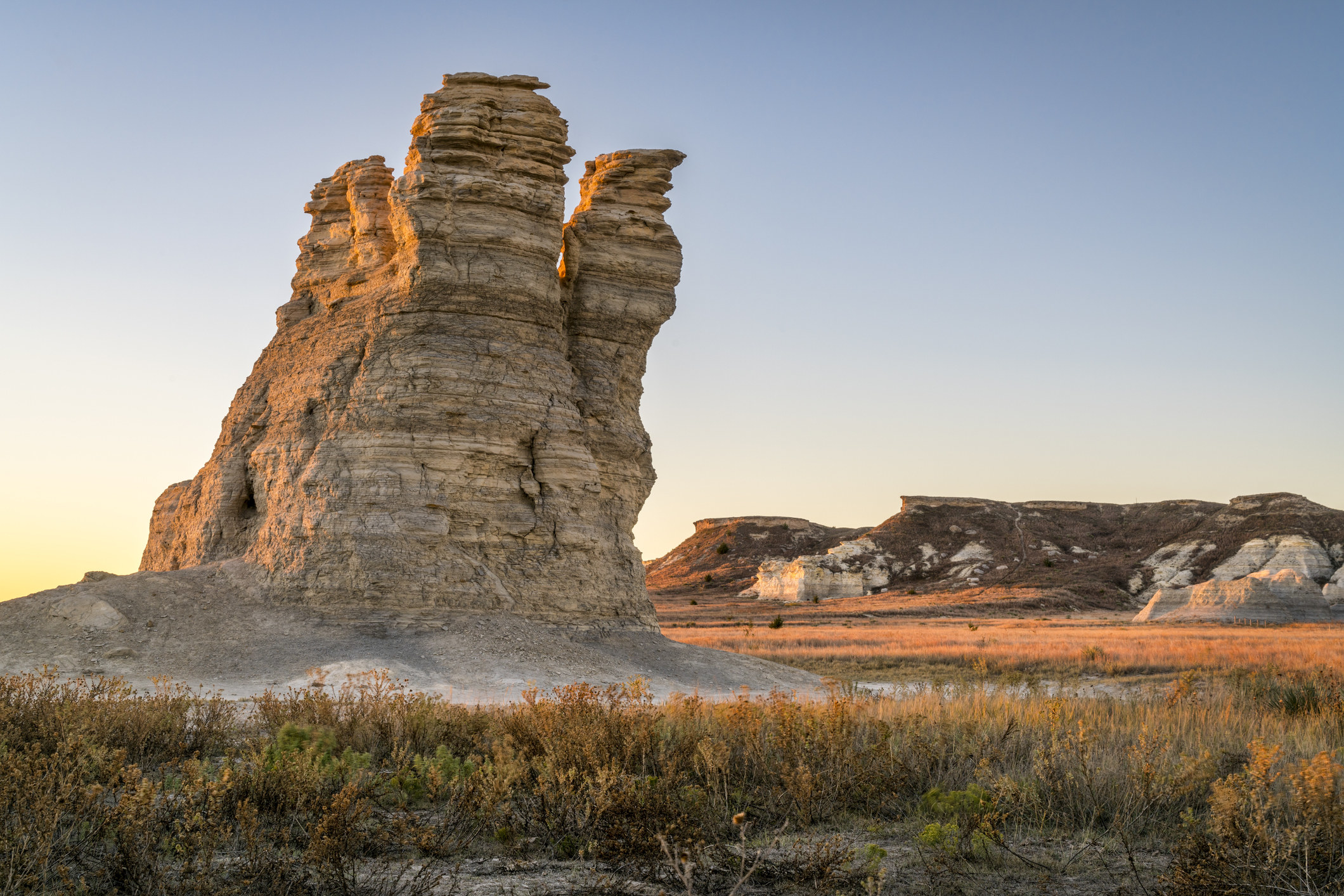 石头城堡石灰岩柱在堪萨斯州西部的草原日出