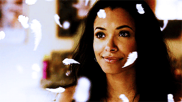 Bonnie making feathers float to show Elena she&#x27;s a witch on The Vampire Diaries