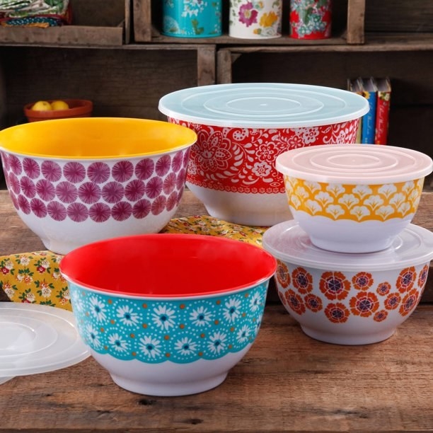 The set of mixing bowls 