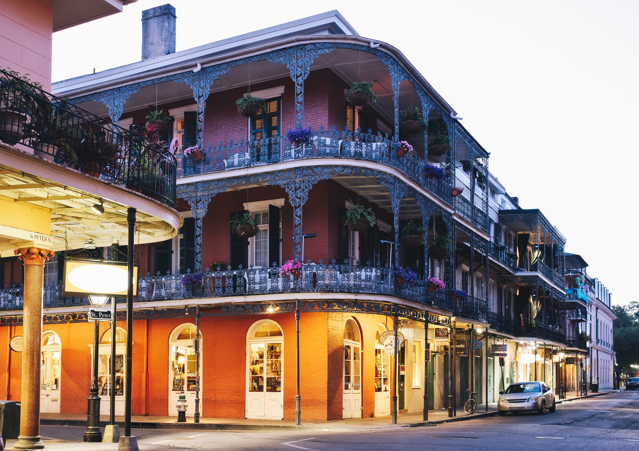 Three-story building in New Orleans&#x27; French Quarter captured on a quiet evening