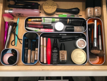 Reviewer using the organizers to hold their makeup