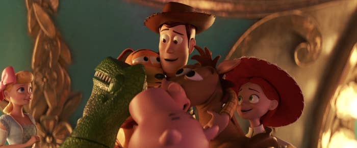Woody says goodbye to all the toys in Toy Story 4