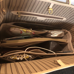 The organizer inside the bucket bag