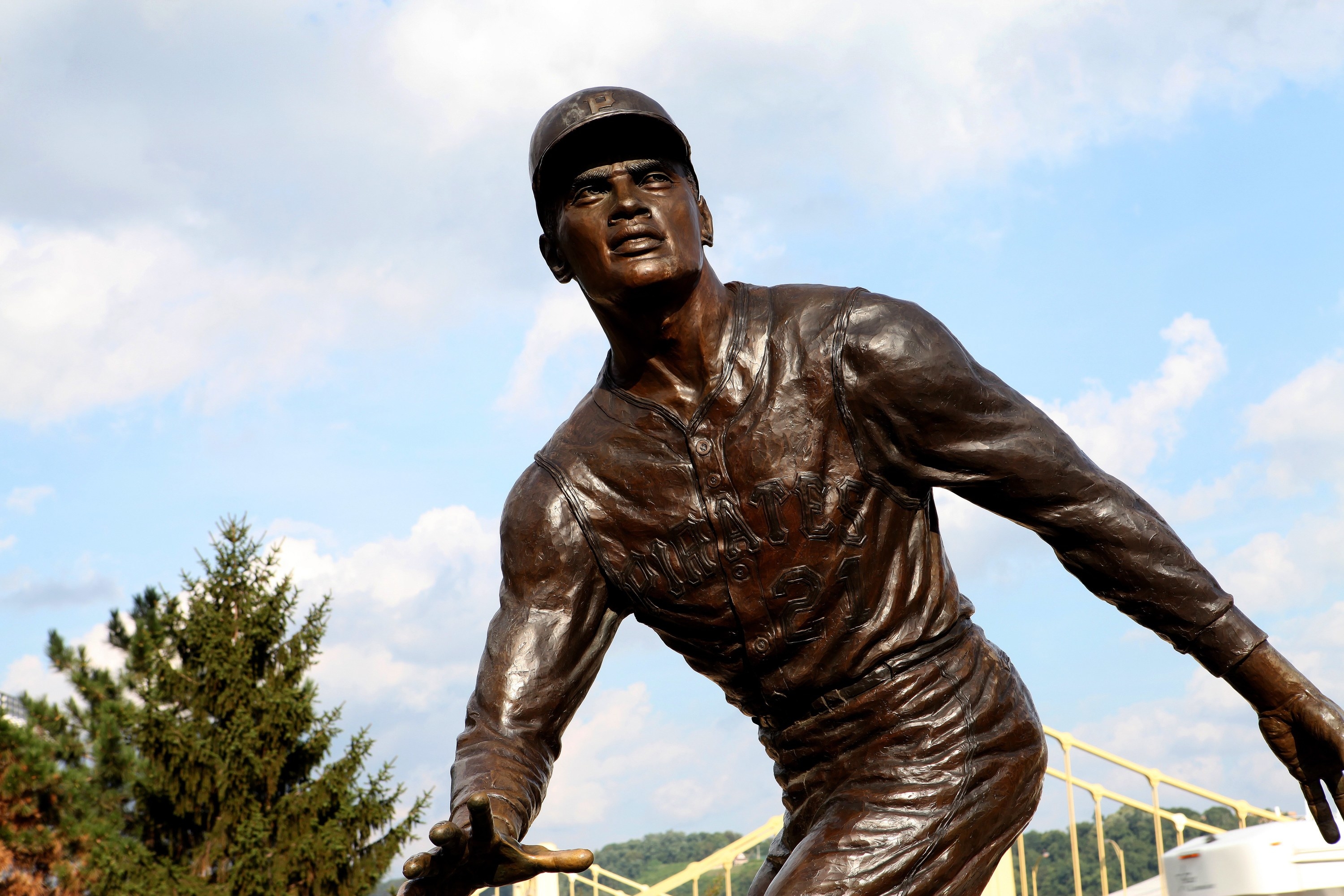 Outfielder Roberto Clemente of the Pittsburgh Pitrates slides back News  Photo - Getty Images