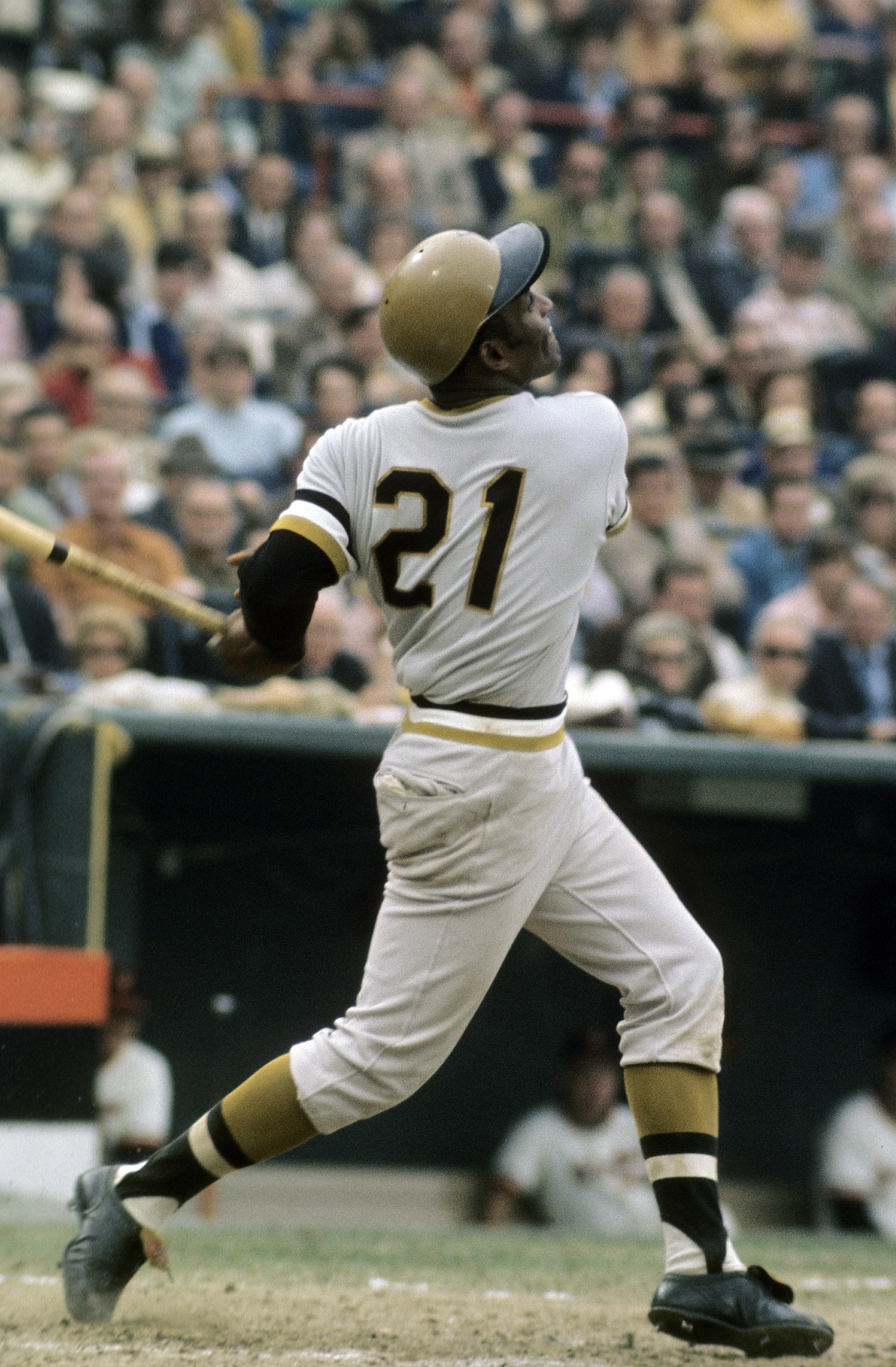 Outfielder Roberto Clemente of the Pittsburgh Pitrates slides back News  Photo - Getty Images