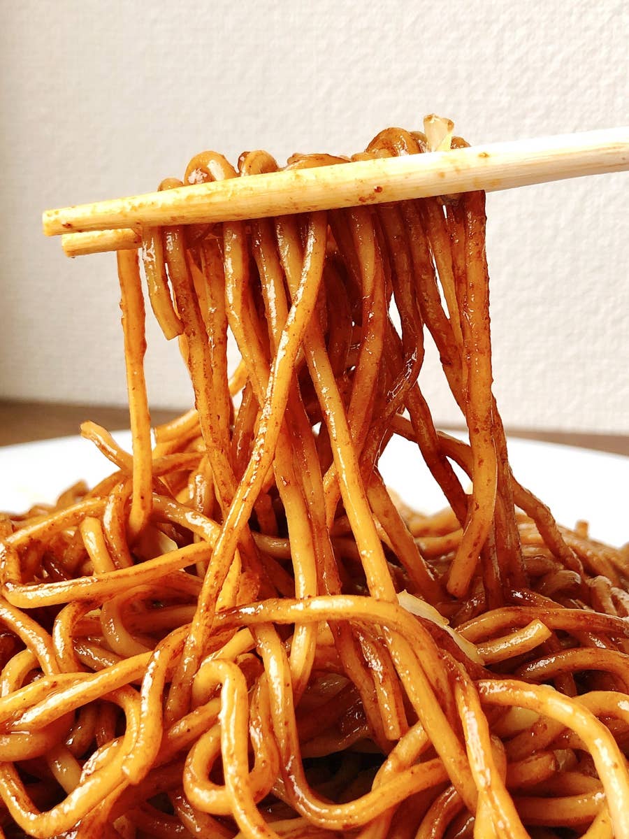 悔しいけど 自分で作るより美味しい ファミマの 冷凍焼きそば が完全に屋台クオリティだった