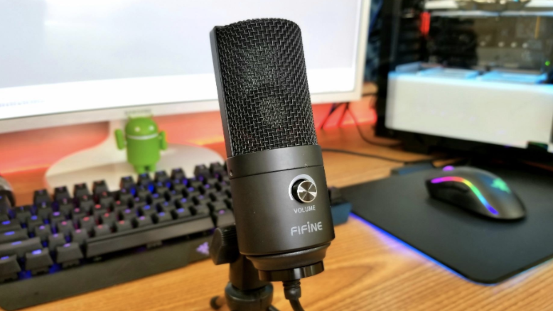 A reviewer&#x27;s photo of the microphone at their computer
