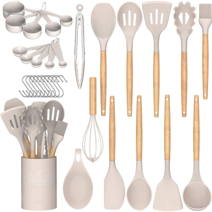 the utensils and everything that comes in the set