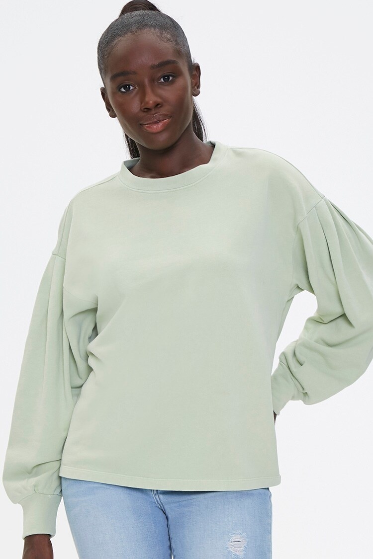 The crew-neck sweatshirt with dropped shoulders and pleated oversized sleeves