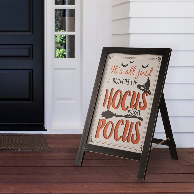 The hocus pocus sign displayed on someone&#x27;s porch