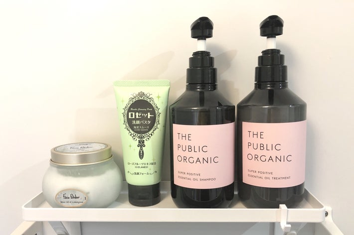 バスルームの棚に並べられた4つのビューティー製品。