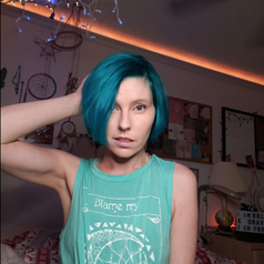 A reviewer well-lit using the ring light