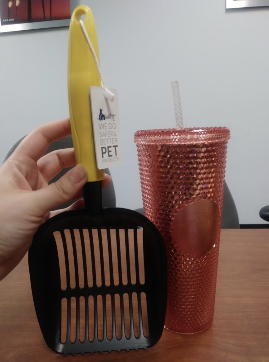 Person is holding an aluminum alloy litter scooper