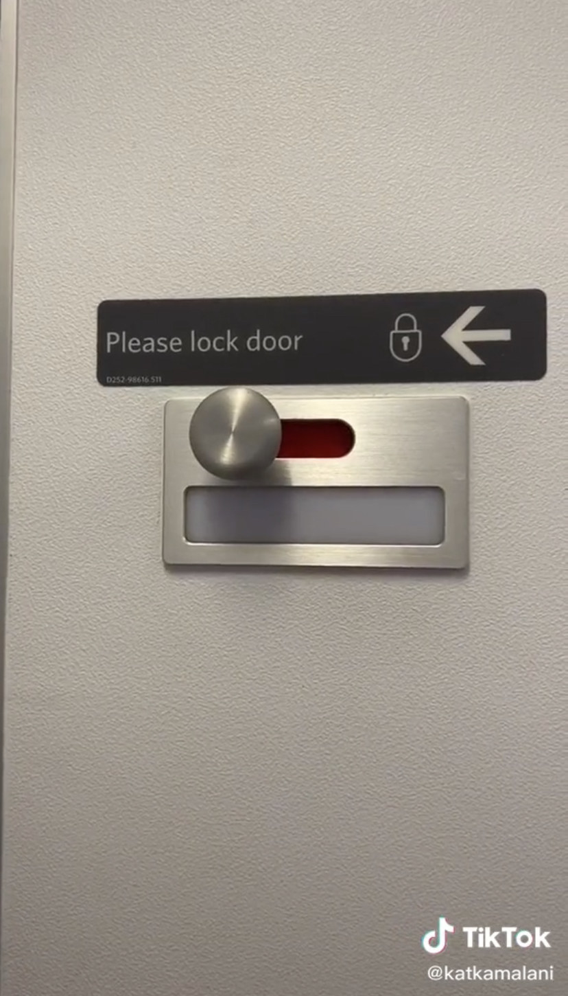 一个门栓在飞机上厕所