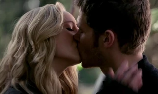 Caroline and Klaus sharing a kiss