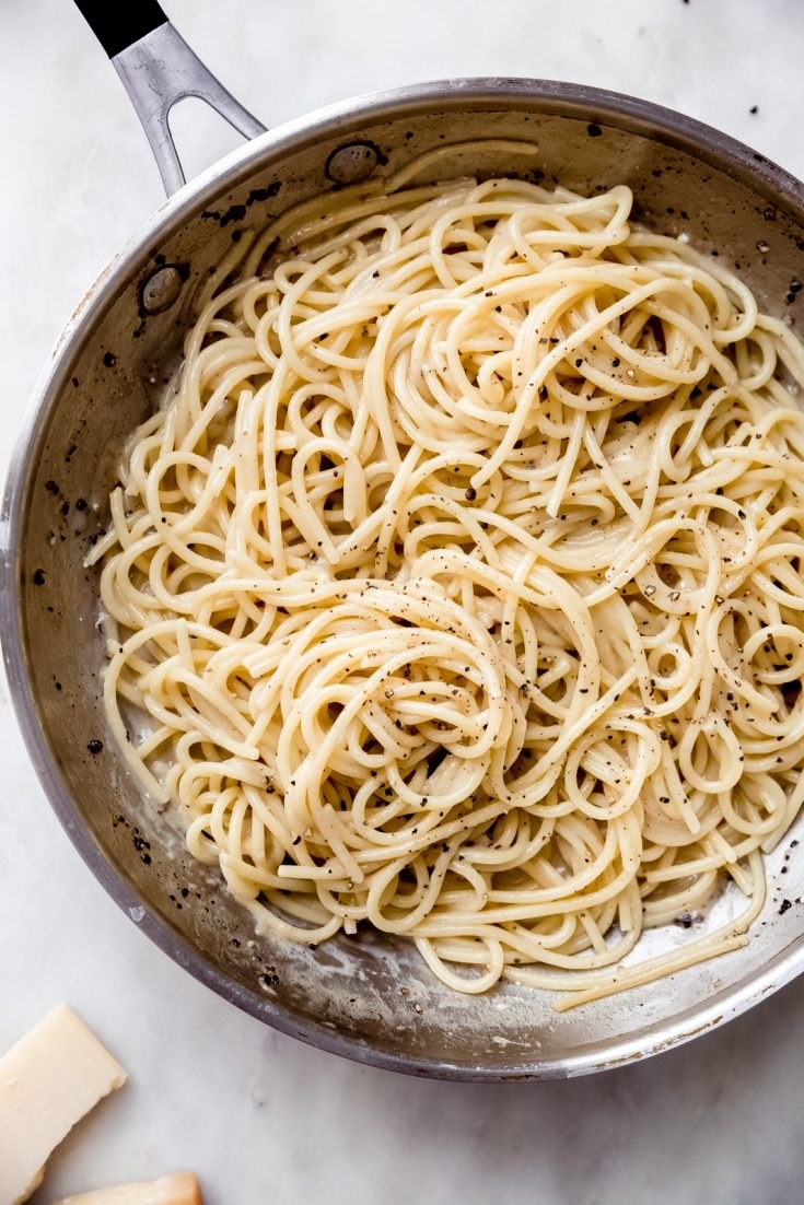 A skillet of spaghetti cacio e pepe.