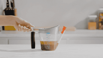 Gif of the fat-separator being used to make gravy 