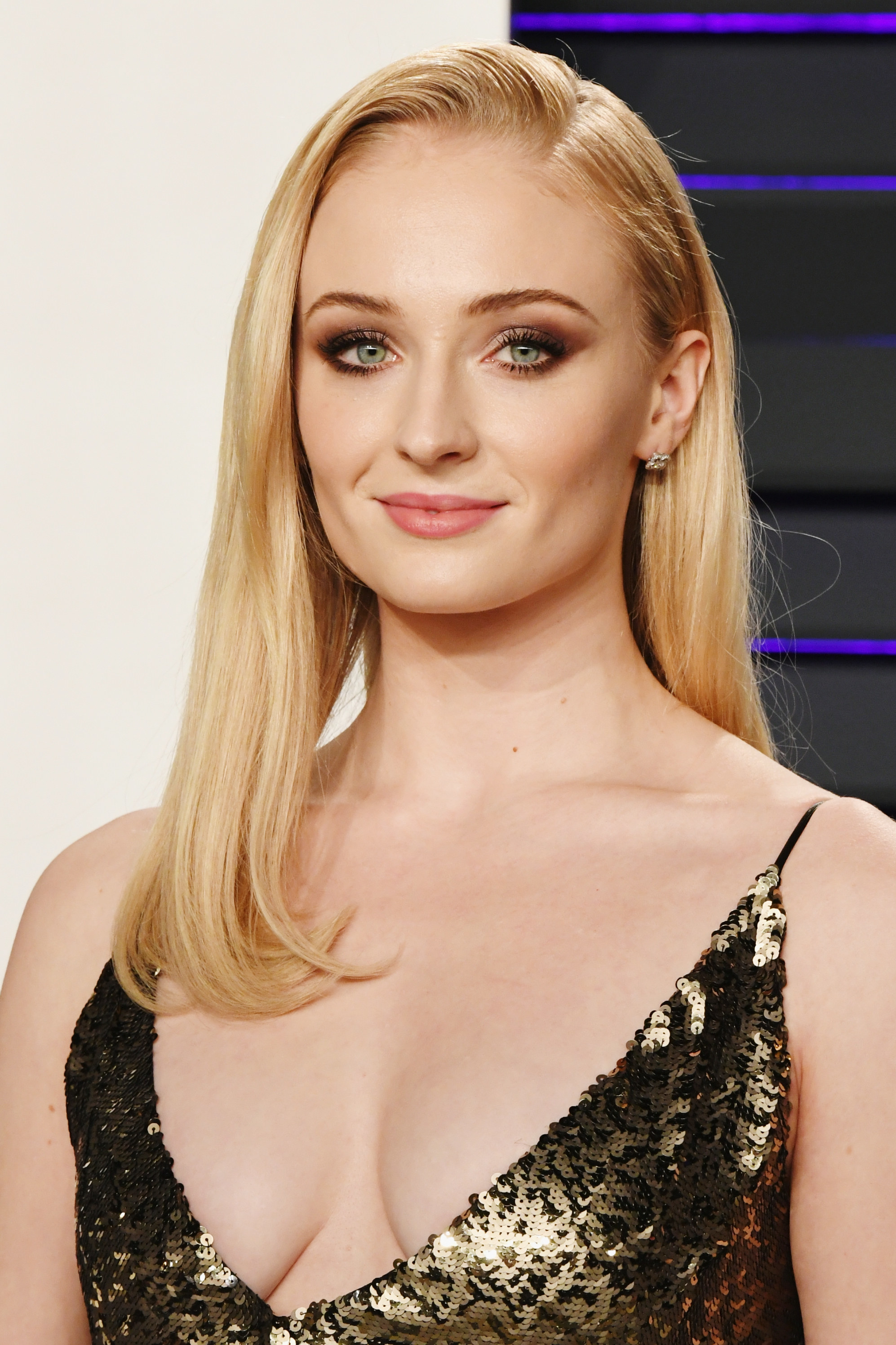  Sophie Turner attends the 2019 Vanity Fair Oscar Party