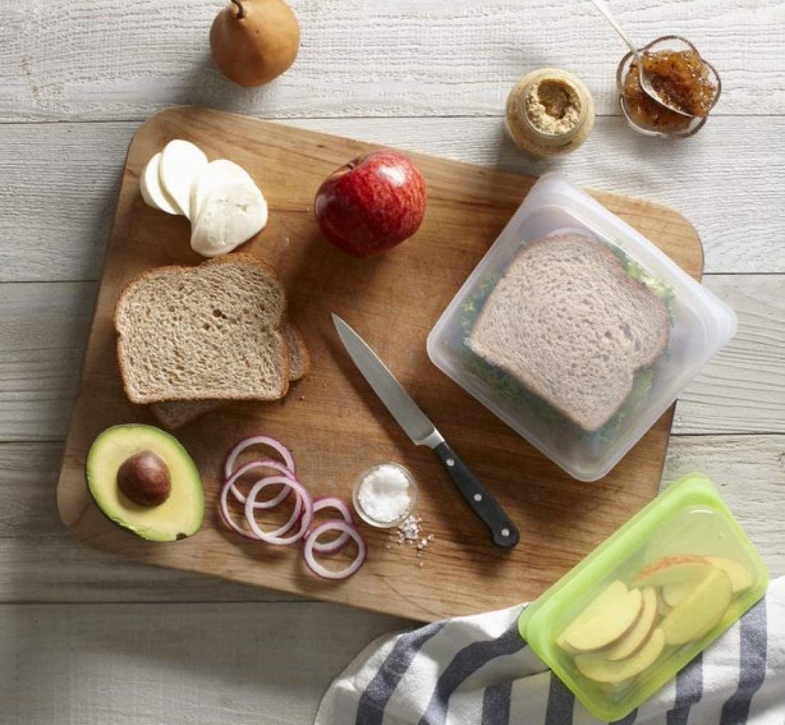 sandwich in clear stasher bag and sliced apples in snack-size green stasher bag