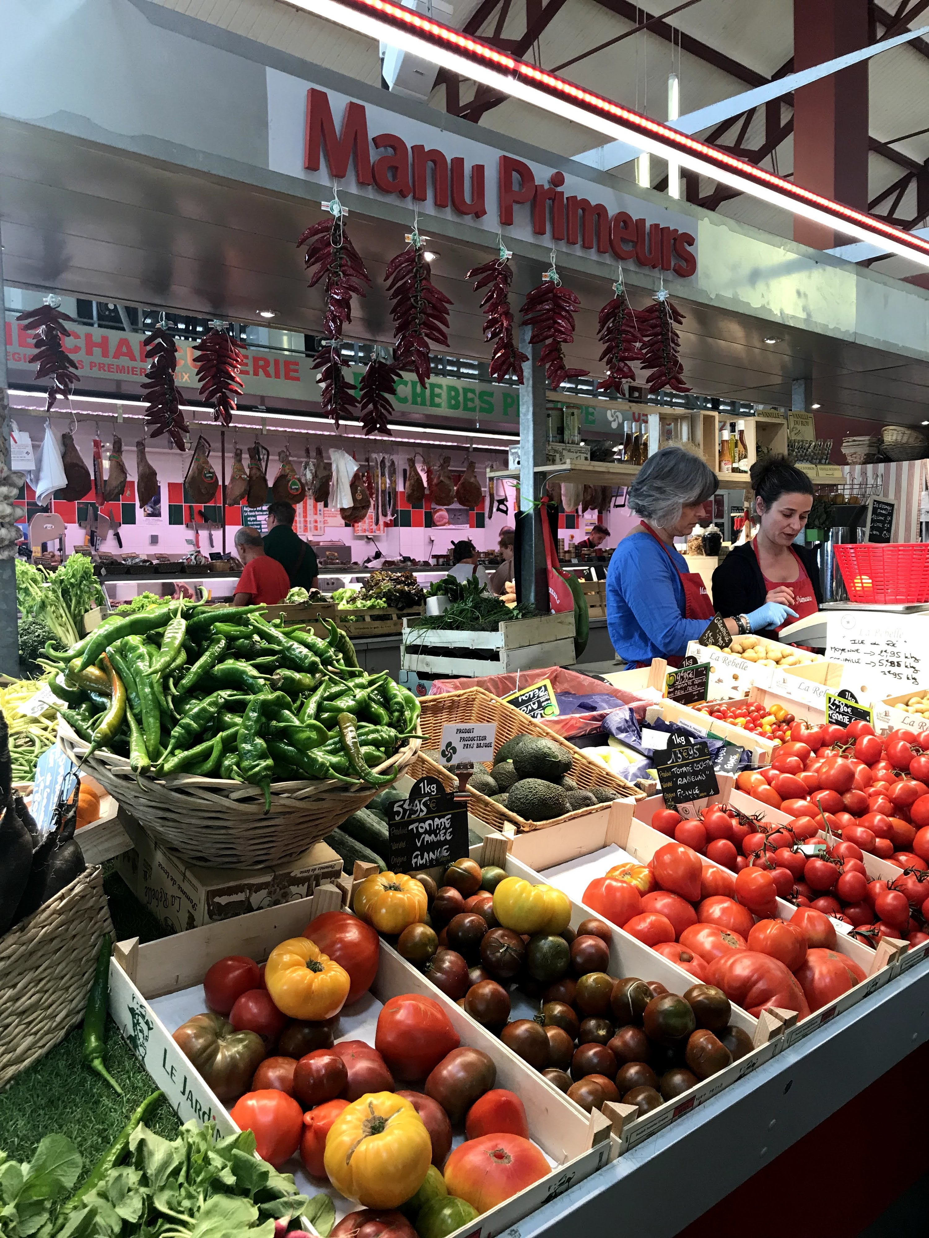 箱西红柿等蔬菜农贸市场摊位