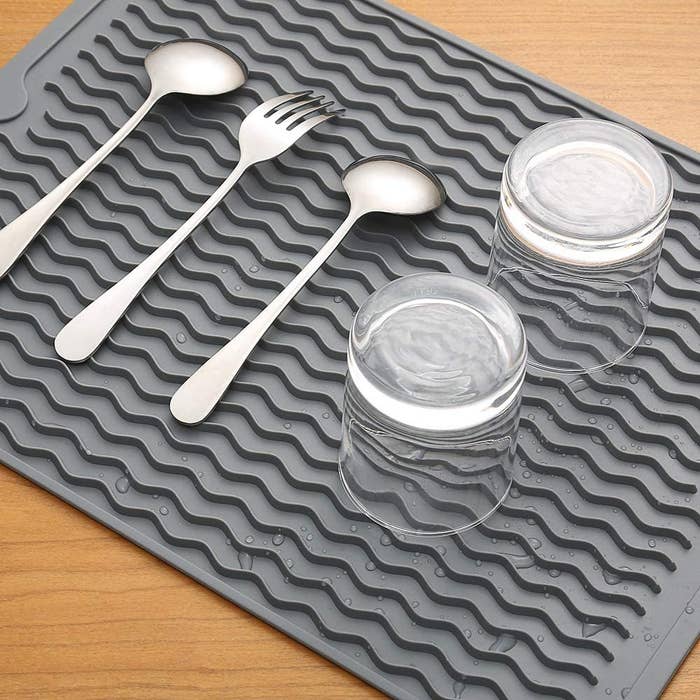 Cutlery and two glasses on the silicone mat
