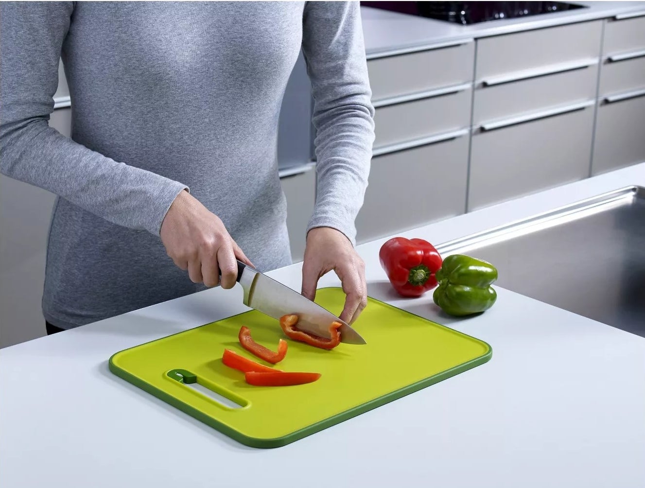 A model slicing vegetables on the cutting board