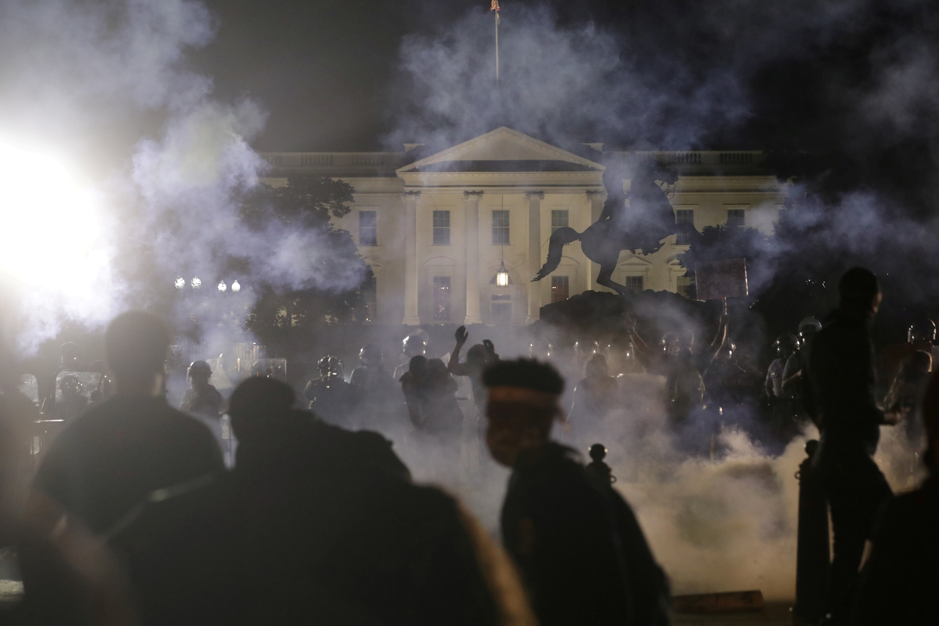 The White House turning off its lights and going dark as police officers throw tear gas at peaceful protesters on May 31, 2020