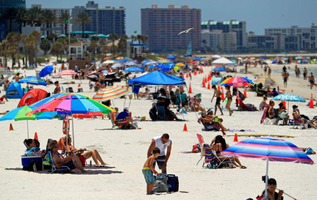 A crowded Florida beach in the midst of the COVID pandemic