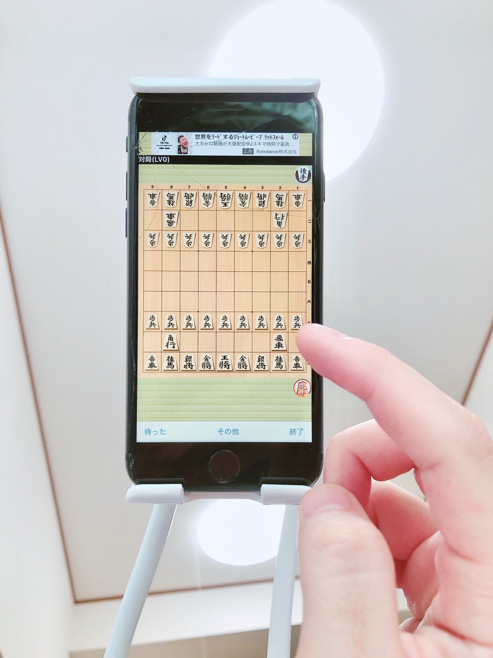 もうベッドから動けないよ ダイソーの 人をダメにするスマホホルダー で廃人まっしぐら