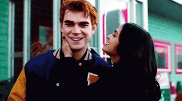 Veronica kisses Archie&#x27;s cheek