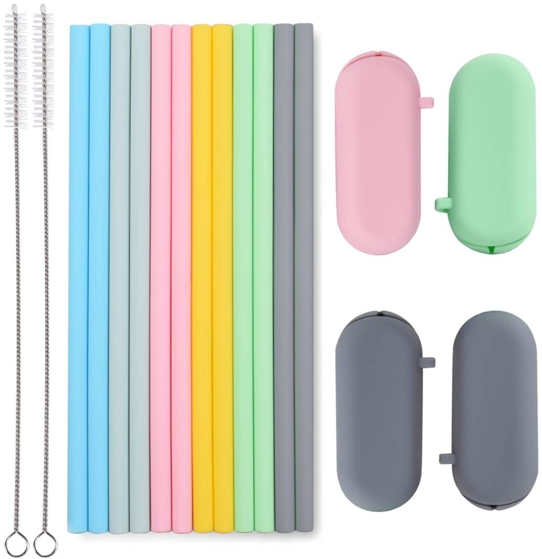 The straws, pouches, and cleaning brushes in multiple colors
