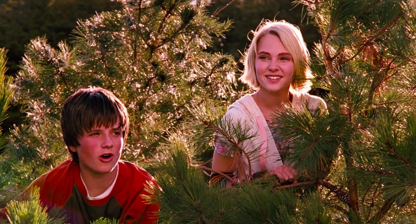 josh hutcherson and annasophia robb climb in a tree in "bridge to terabithia"