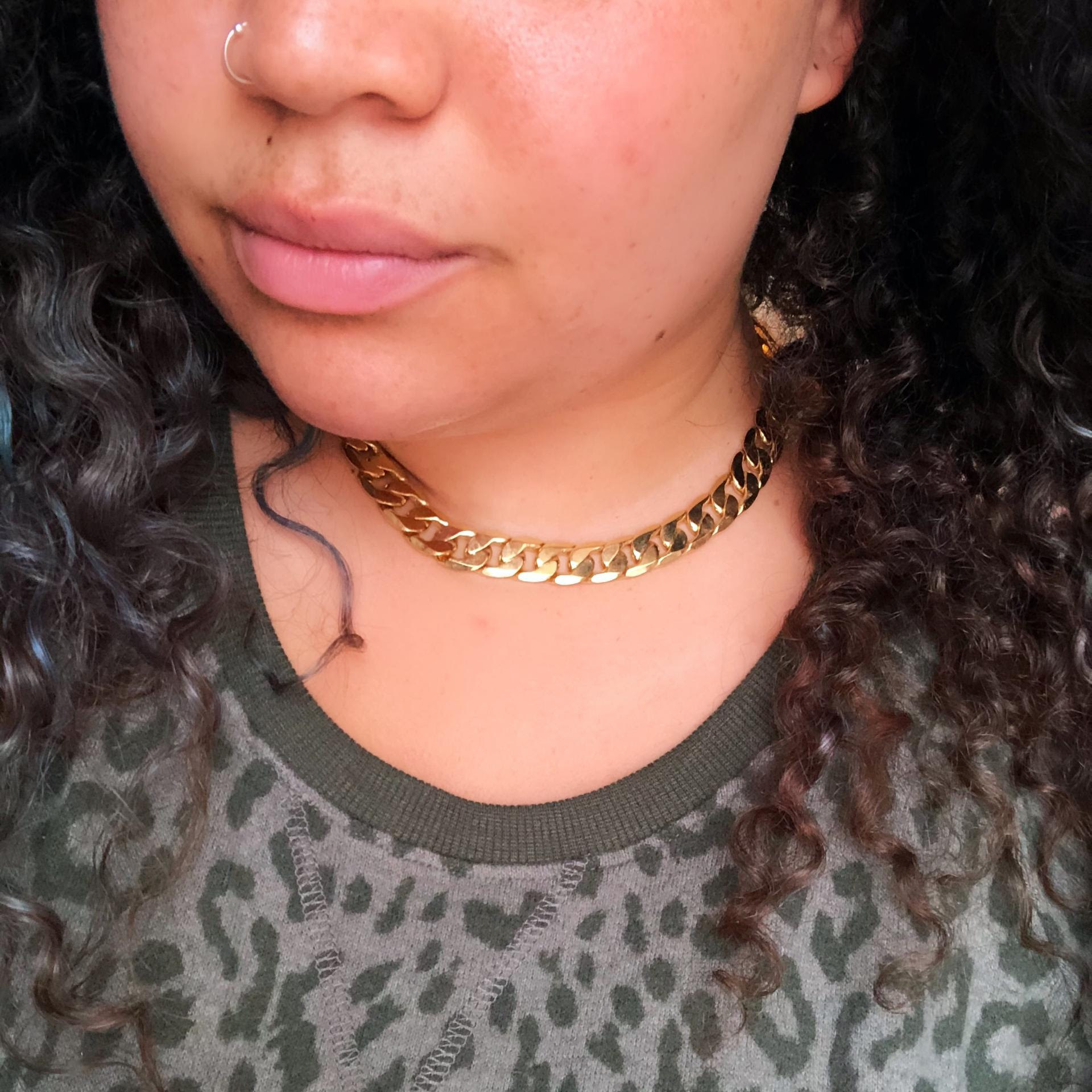 buzzfeed editor wearing a short, thick gold chain