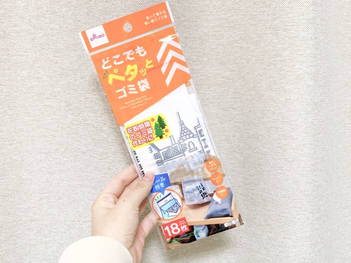 ダイソーさん やっぱり天才だわ 貼れちゃうゴミ袋 がどこでも使えてむっちゃ便利なの