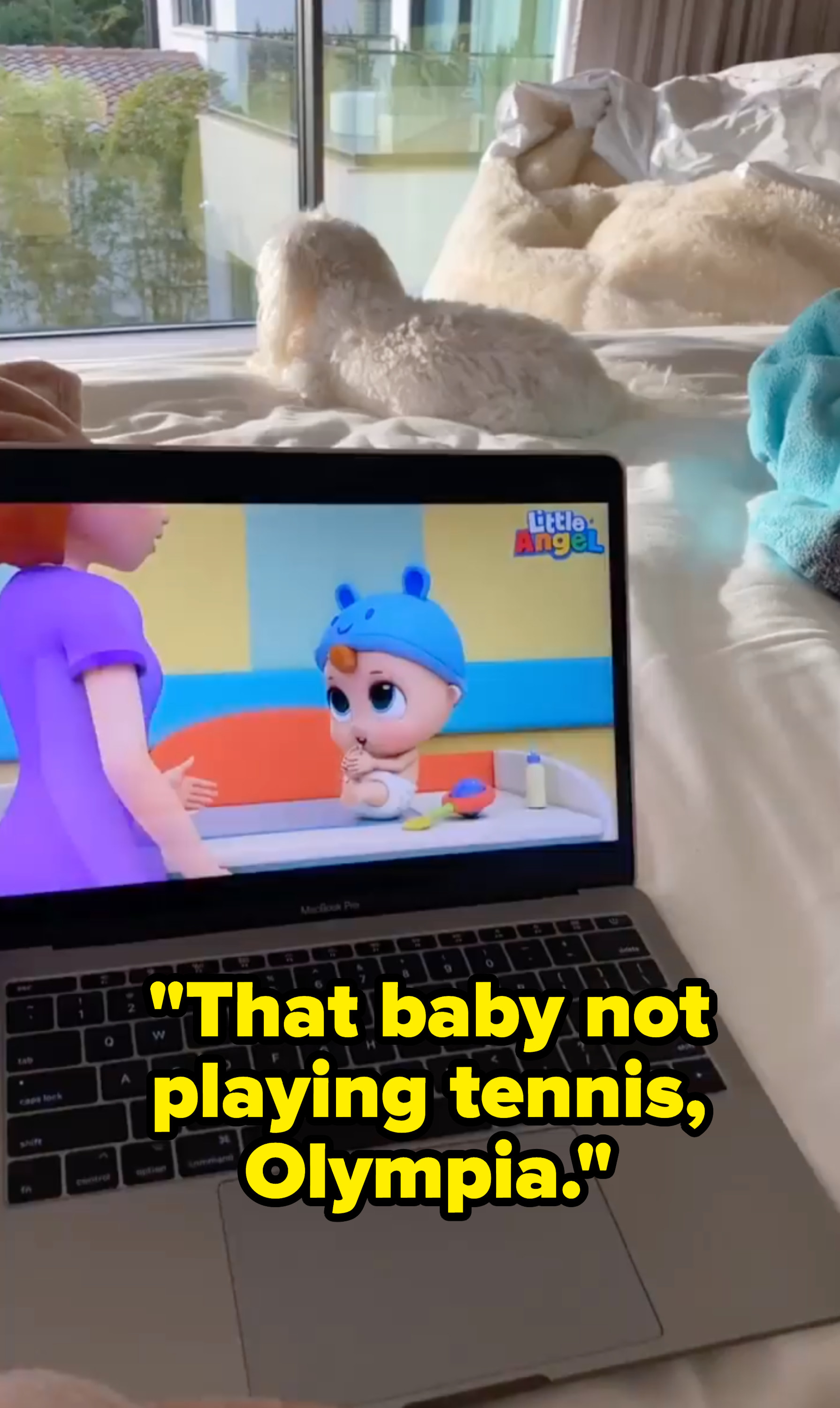 一张奥林匹亚看着小天使的照片，标题是“那个孩子不会打网球，奥林匹亚”;