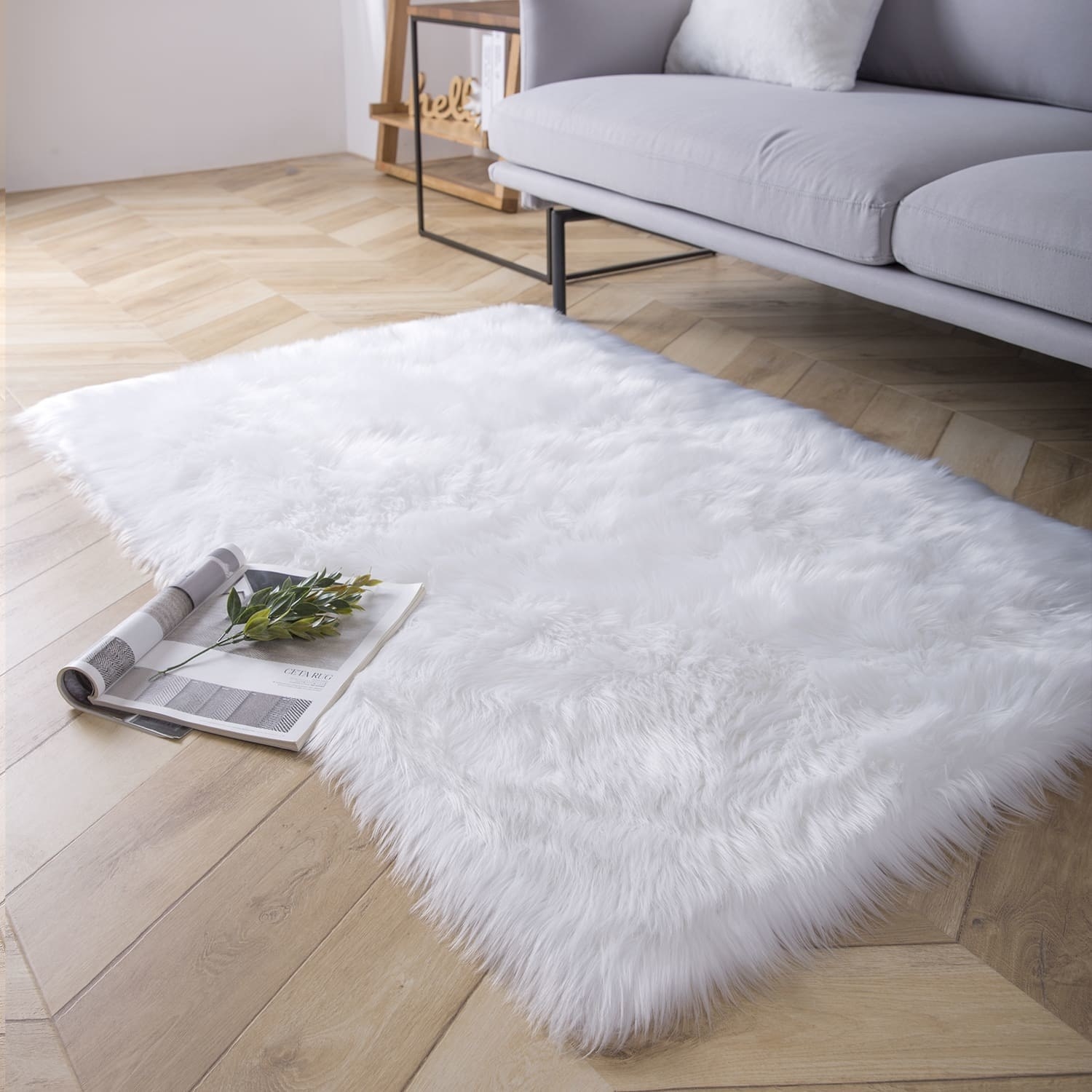 Faux fur rug in white