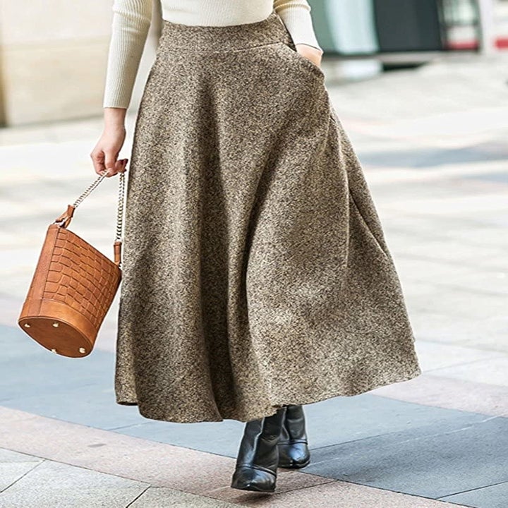 Long wool skirt with high waist and pockets 